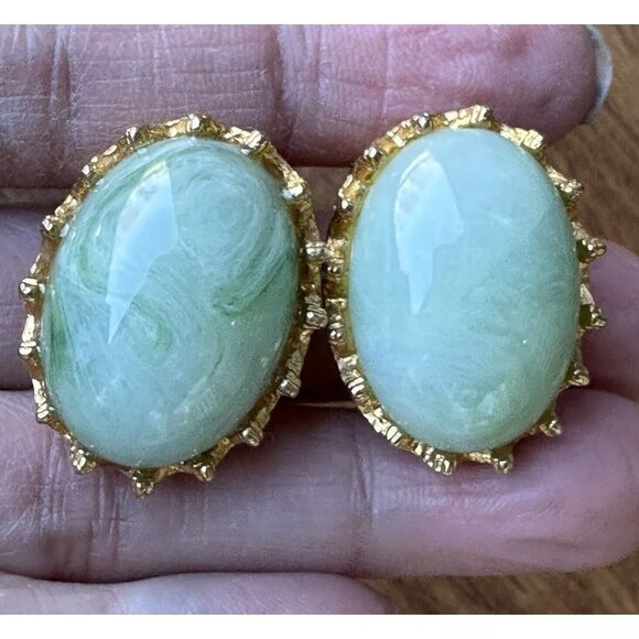 VTG Blair Delmonico Earrings 1" Clips Gold Plate Green Glass Cabs Swirled Signed - Picture 1 of 7